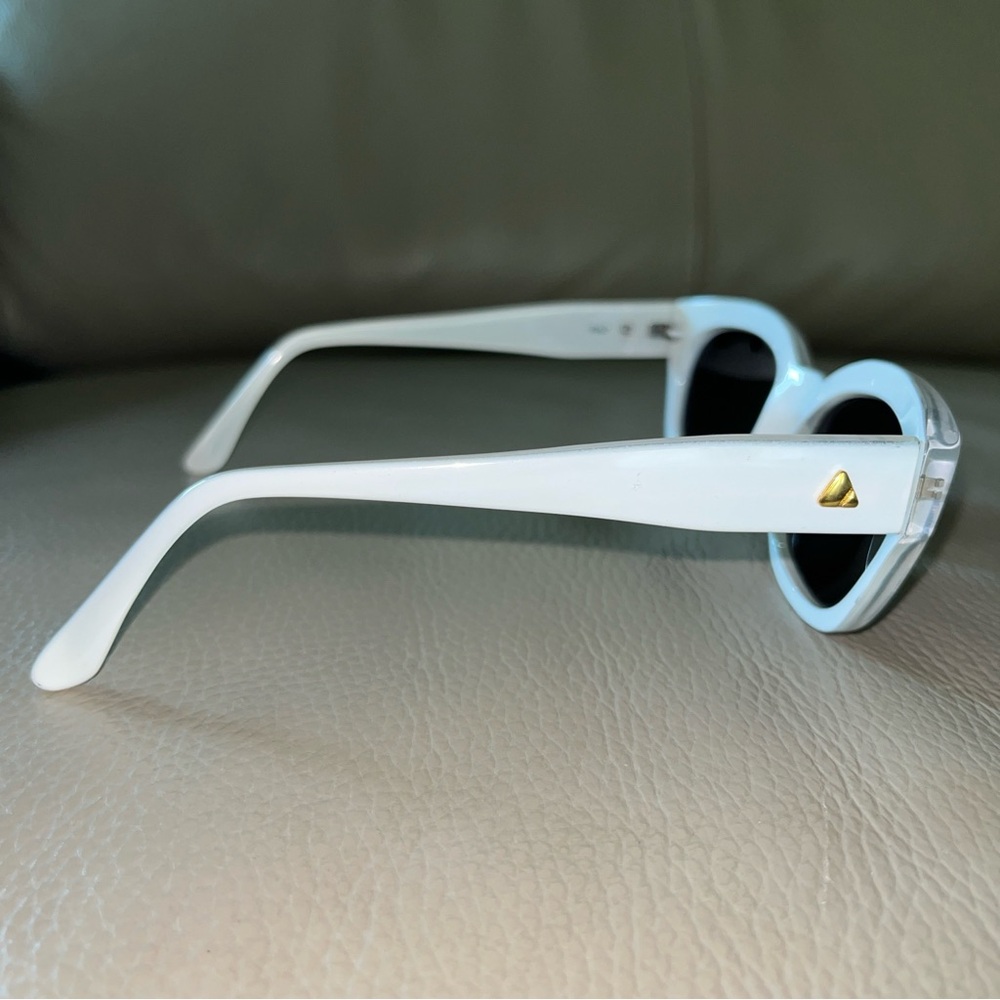 LIZ CLAIBORNE UV Sunglasses Oval Square White Plastic Gold Accent Italy Made Vtg - Picture 7 of 16